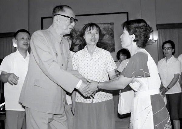 十大股票配资公司 92年聂荣臻去世，临终前嘱咐女儿聂力：有机会去日本看看“妹妹”